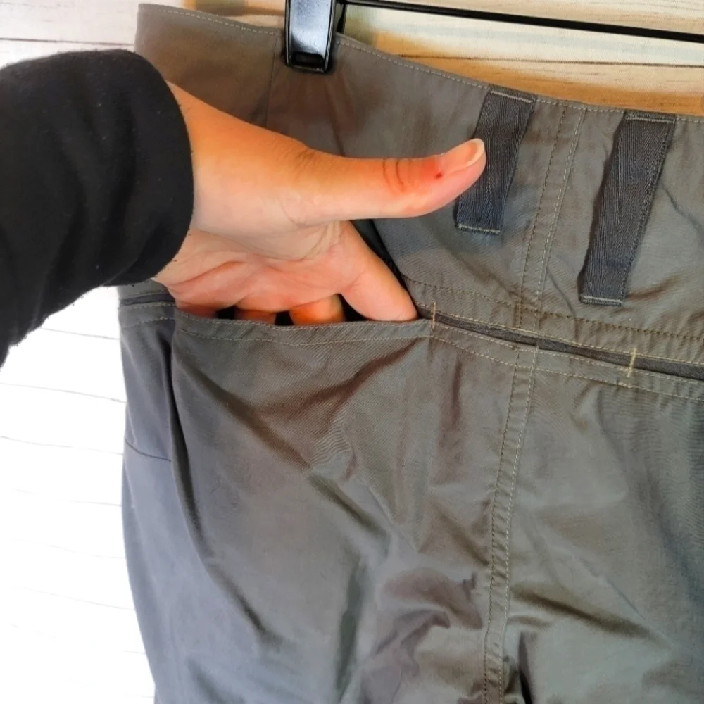 MOUNTAIN HARDWEAR GRAY CAPRI HIKING PANTS, SZ 6